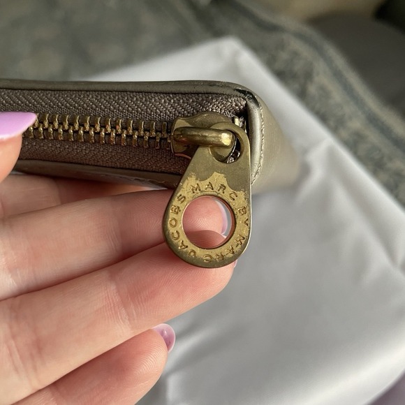 Marc By Marc Jacobs Tan Beige Zippered Long Wallet Pebbled Leather Gold Plate - Picture 3 of 13